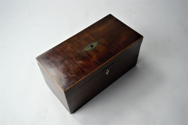 Explore our exquisite Georgian Mahogany Tea Caddy, featuring a rinser bowl and lead-lined interior. Act now and add this unique, well-preserved piece to your collection!