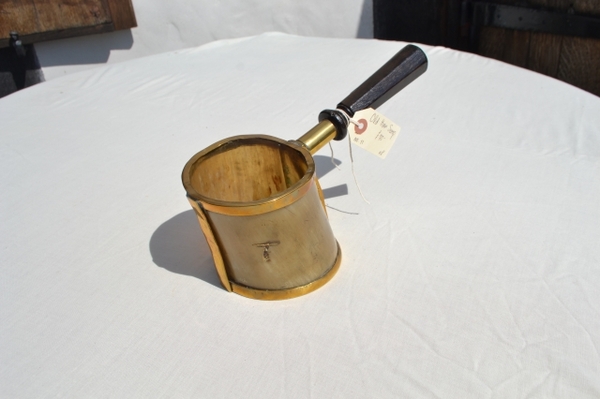 Discover our collection of authentic old horn scoops. Measuring 4.5 inches high, these unique items add a timeless charm to any setting. Shop now!