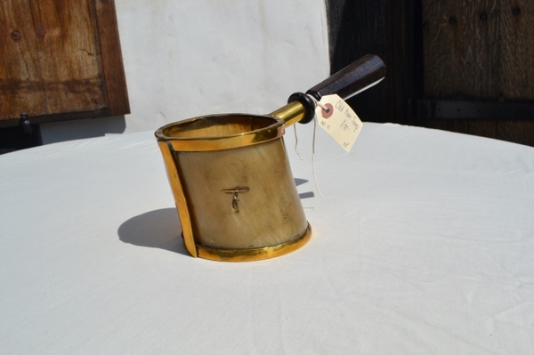 Discover our collection of authentic old horn scoops. Measuring 4.5 inches high, these unique items add a timeless charm to any setting. Shop now!