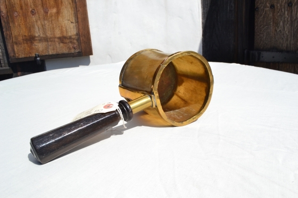 Discover our collection of authentic old horn scoops. Measuring 4.5 inches high, these unique items add a timeless charm to any setting. Shop now!