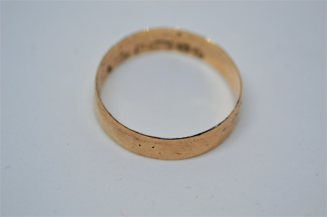 A 9ct Yellow Gold Wedding Band Ring.