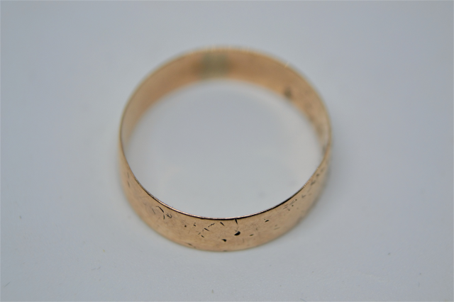 A 9ct Yellow Gold Wedding Band Ring.
