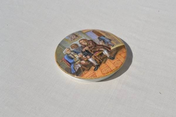 Discover our selection of vintage Dr. Johnson Prattware pot lids. Exceptional condition, perfect for collectors! Buy now and enrich your collection today.