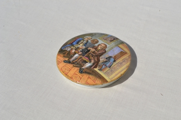 Discover our selection of vintage Dr. Johnson Prattware pot lids. Exceptional condition, perfect for collectors! Buy now and enrich your collection today.