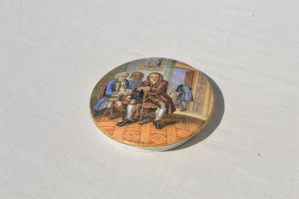 Discover our selection of vintage Dr. Johnson Prattware pot lids. Exceptional condition, perfect for collectors! Buy now and enrich your collection today.