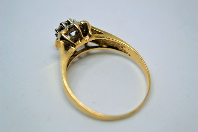A 9ct Gold Diamond Cluster Ring.