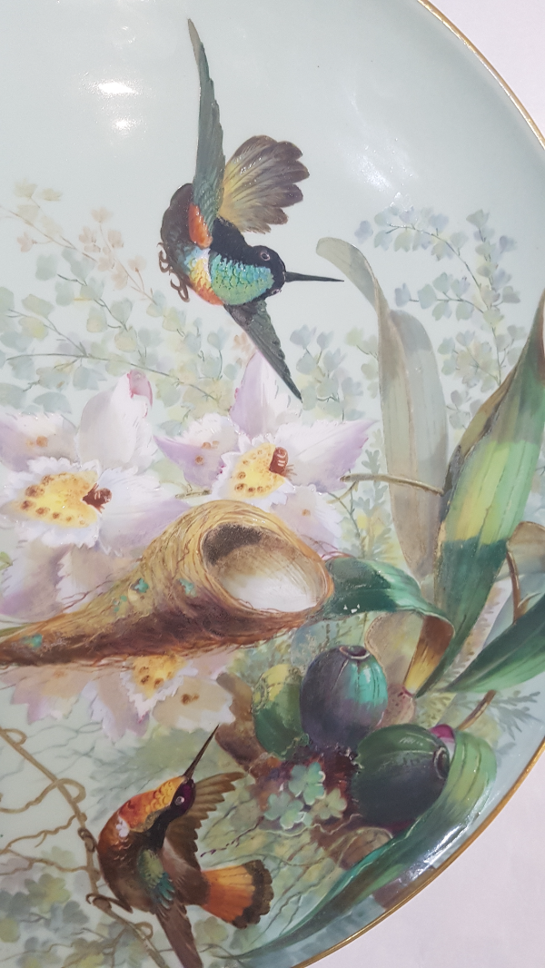 Discover our collection of hand-decorated ceramic plaques. This signed B. Stuart piece, adorned with hummingbirds from 1890, awaits you. Buy now!
