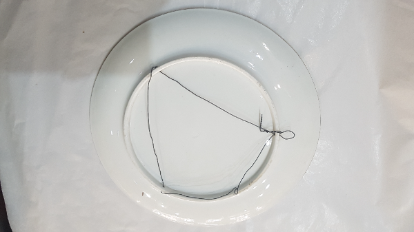 Discover our collection of hand-decorated ceramic plaques. This signed B. Stuart piece, adorned with hummingbirds from 1890, awaits you. Buy now!