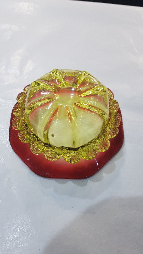 Discover our collection of 19th century uranium and cranberry moulded glass bowls. Pick your favourite today. Sizes up to 13 cm in diameter in amazing condition.