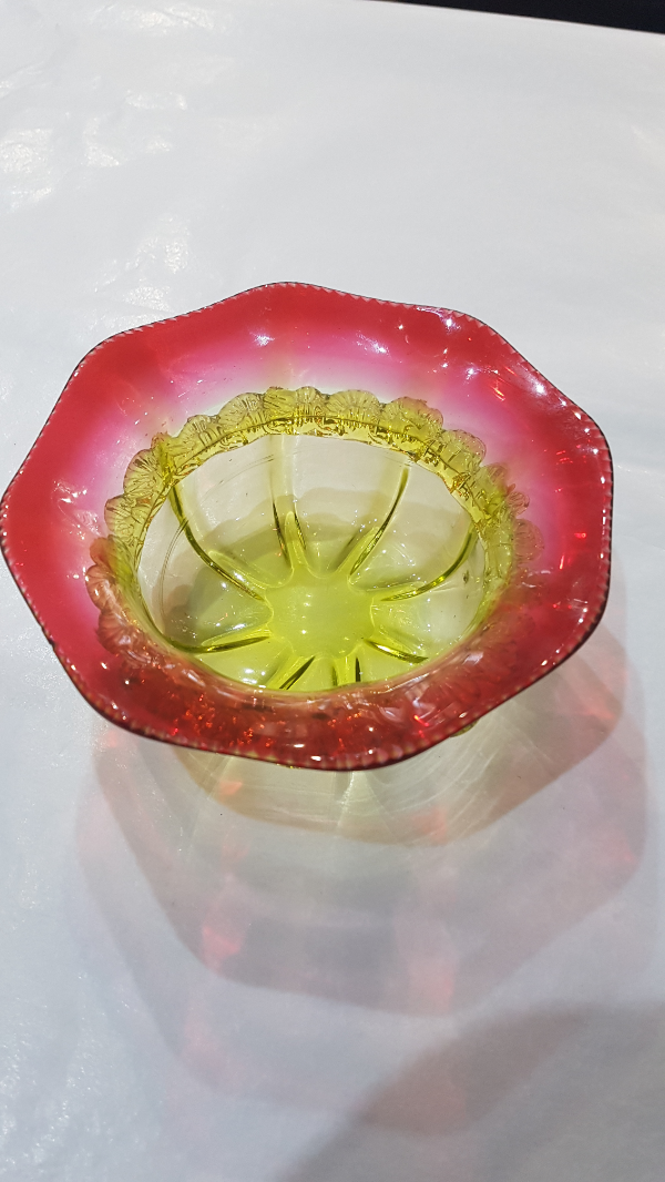 Discover our collection of 19th century uranium and cranberry moulded glass bowls. Pick your favourite today. Sizes up to 13 cm in diameter in amazing condition.