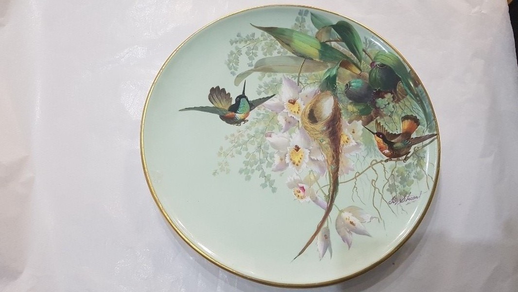 Discover our collection of hand-decorated ceramic plaques. This signed B. Stuart piece, adorned with hummingbirds from 1890, awaits you. Buy now!