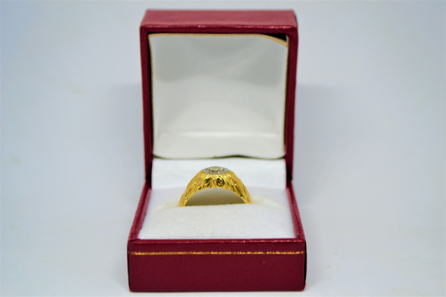 An 18ct Gold Solitaire Diamond Ring.
