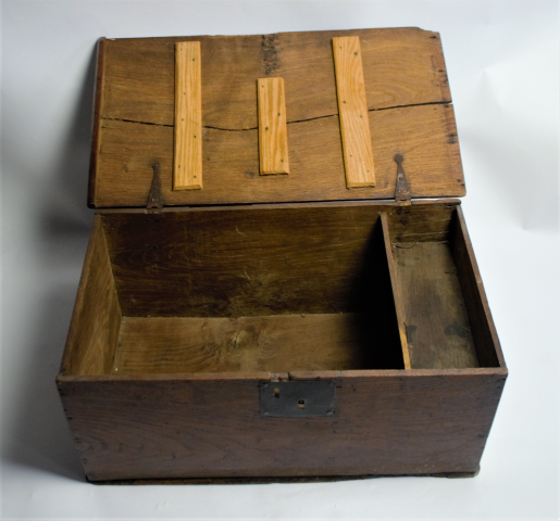 Discover our 19th century Welsh oak bible box, perfect for antique lovers. Despite minor damage, its charm remains intact. Explore specifications now!