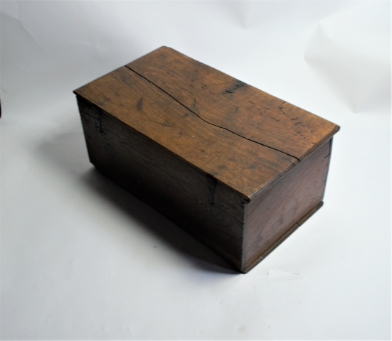 Discover our 19th century Welsh oak bible box, perfect for antique lovers. Despite minor damage, its charm remains intact. Explore specifications now!