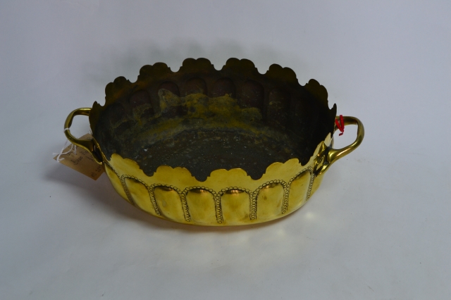 Experience the elegance of our Georgian glass montieth collection! Discover intricate designs and high-quality pieces. Shop now to add a vintage touch to your home decor.