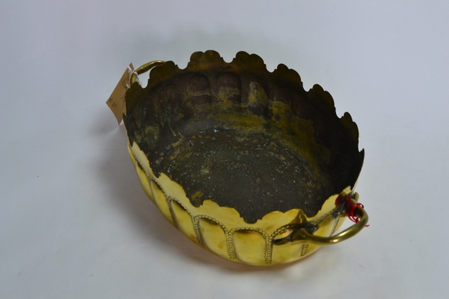 Experience the elegance of our Georgian glass montieth collection! Discover intricate designs and high-quality pieces. Shop now to add a vintage touch to your home decor.