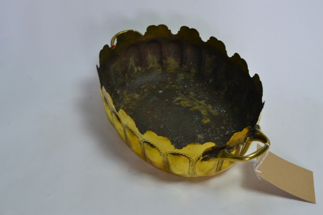 Experience the elegance of our Georgian glass montieth collection! Discover intricate designs and high-quality pieces. Shop now to add a vintage touch to your home decor.