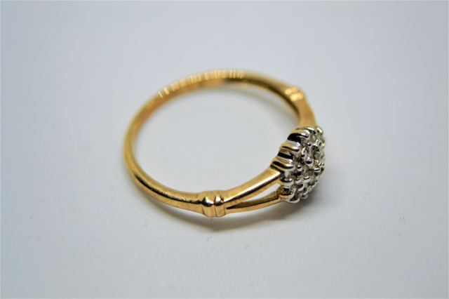 A 9ct Gold Diamond Ring.