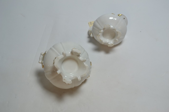 Discover our collection of white and gilt lidded sugar bowls and milk jugs. Beautiful designs, great prices. Shop now and elevate your dining experience!