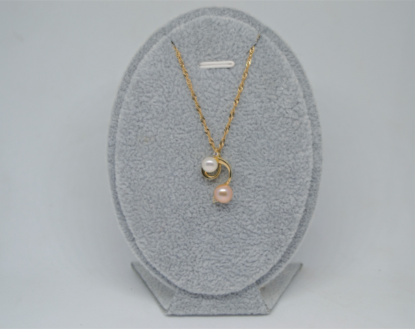 选购我们高雅的9克拉黄金双色养殖珍珠项链，印有375标志，长18英寸。今天就发现黄金的璀璨。现在就加入购物车！