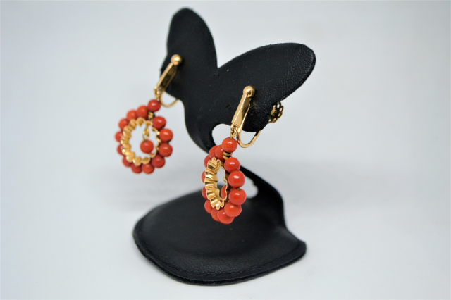  18ct Yellow Gold Coral Earrings.