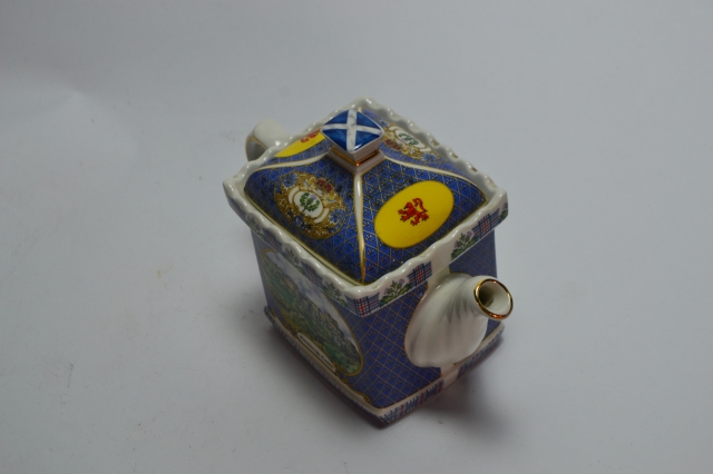 Experience the charm of Scotland with our Edinburgh Castle tea pot. Highest-quality ceramic and authentic design. Shop now to add elegant castle vibes to your tea time.