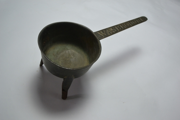 Discover our 18th Century Wasbrough Bronze Skillet, ideal for use over an open fire. Browse now for unique antique finds and enrich your kitchen collection!