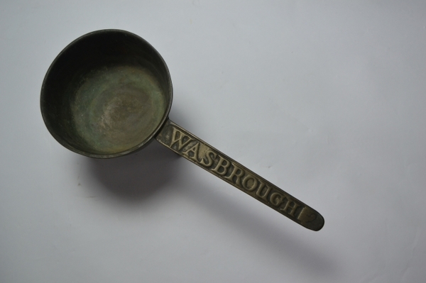 Discover our 18th Century Wasbrough Bronze Skillet, ideal for use over an open fire. Browse now for unique antique finds and enrich your kitchen collection!