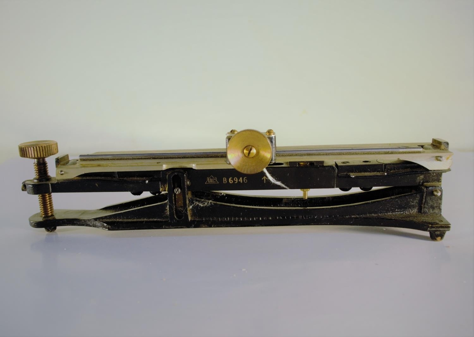 Explore our selection of 20th-century Indian inclinometers by UIC no. B. 6946 with WD stamp. Discover specs, order now!