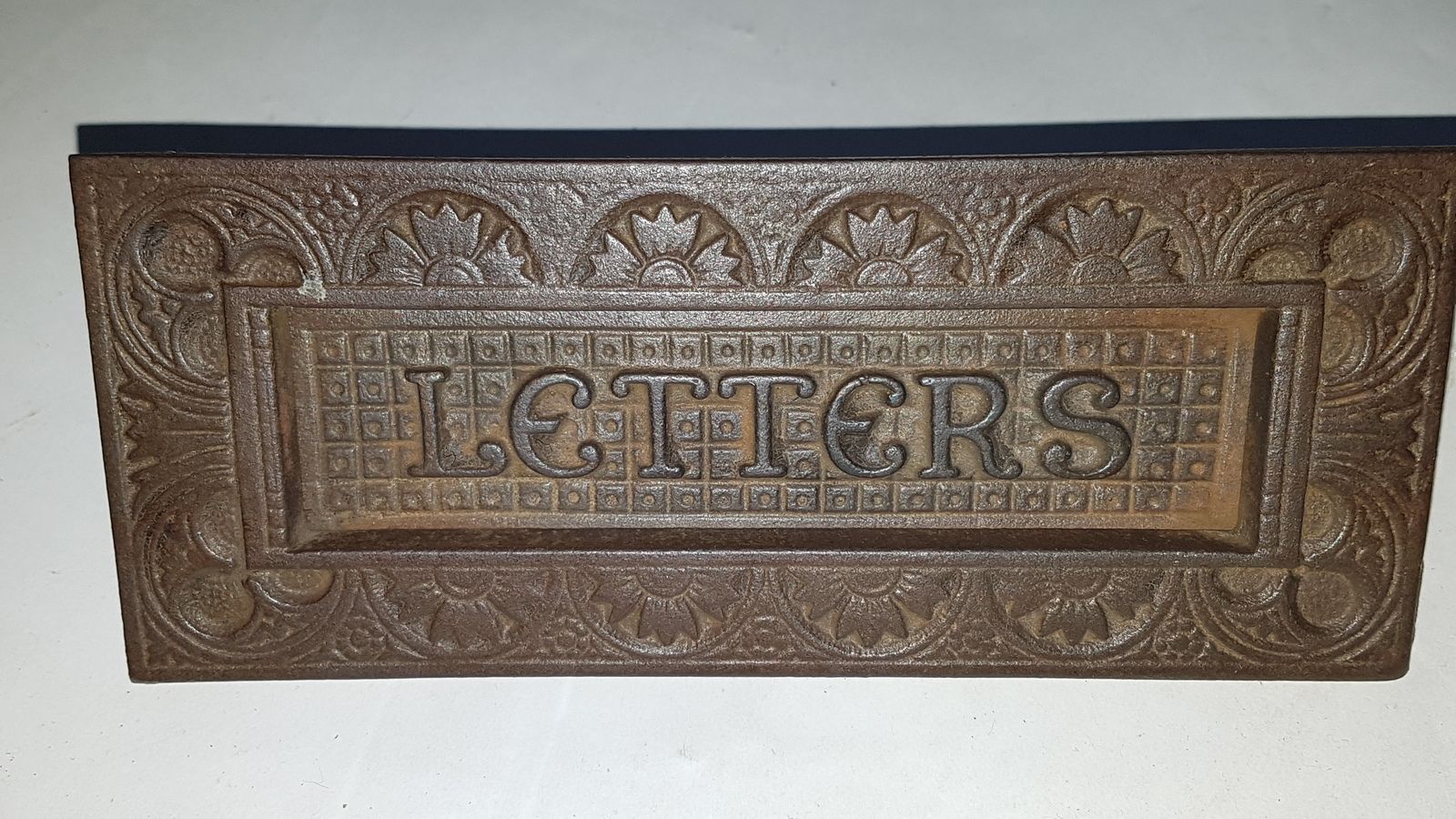 Explore our range of Kendrick & Sons cast iron Letters slots! Designed by Christopher Dresser, it's 17cm long, 7cm wide. Shop now for unique, vintage finds!