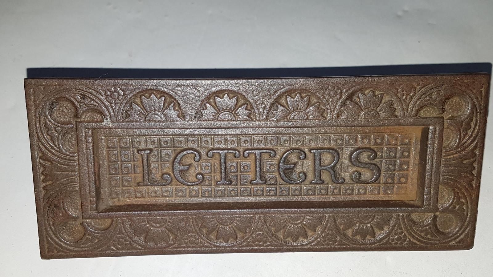 Explore our range of Kendrick & Sons cast iron Letters slots! Designed by Christopher Dresser, it's 17cm long, 7cm wide. Shop now for unique, vintage finds!
