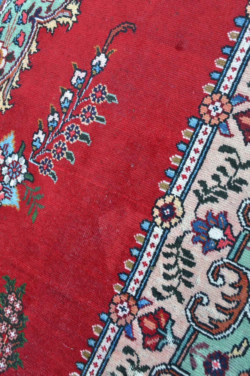 Discover our vibrant vintage Persian Tabriz carpet in a bespoke floral design. Add a touch of elegance to your space today. Shop now!