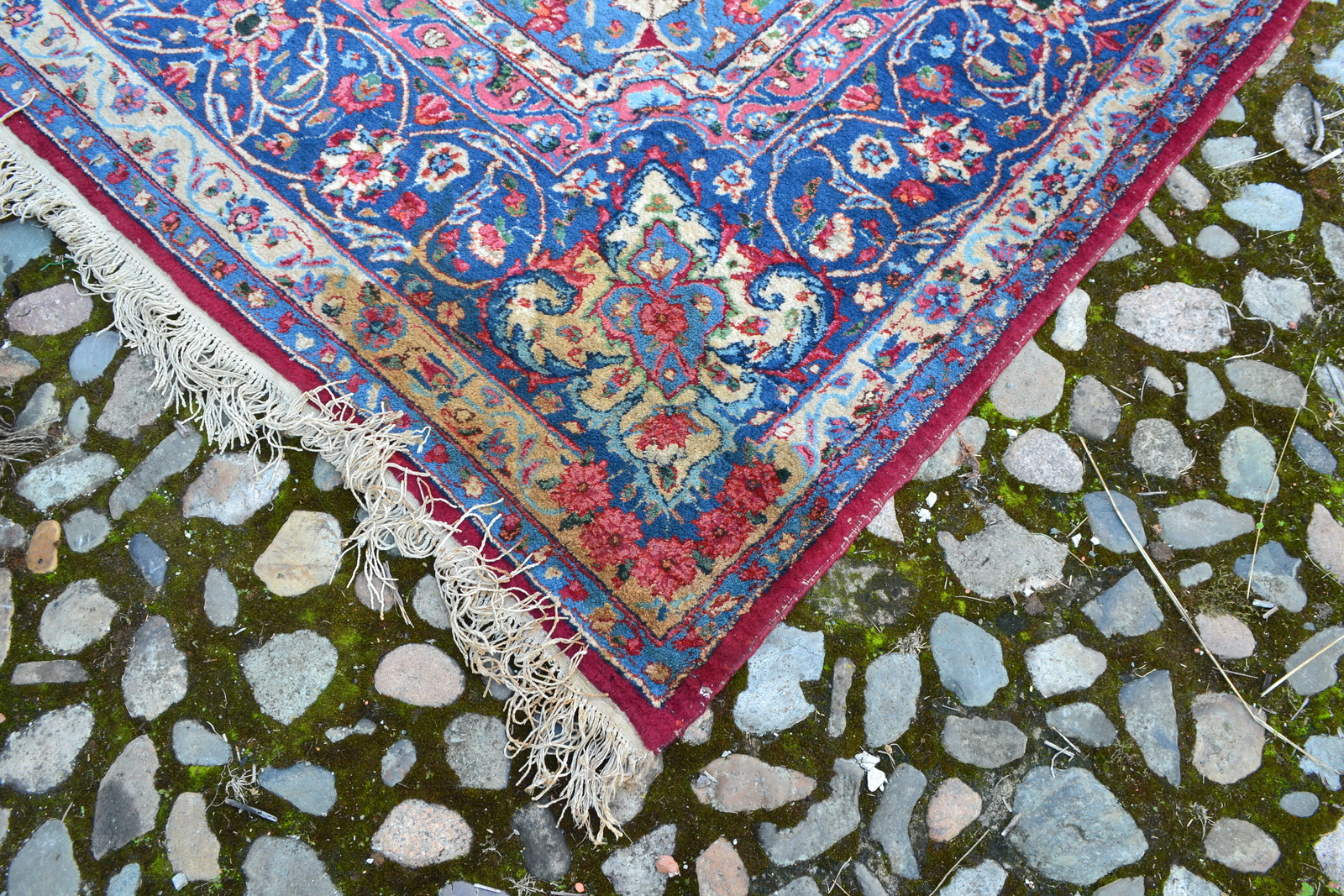 Discover our mesmerizing Caucasian wool rugs with intricate foliate designs. Find the perfect centrepiece for your space at 415cm x 305cm. Shop now!