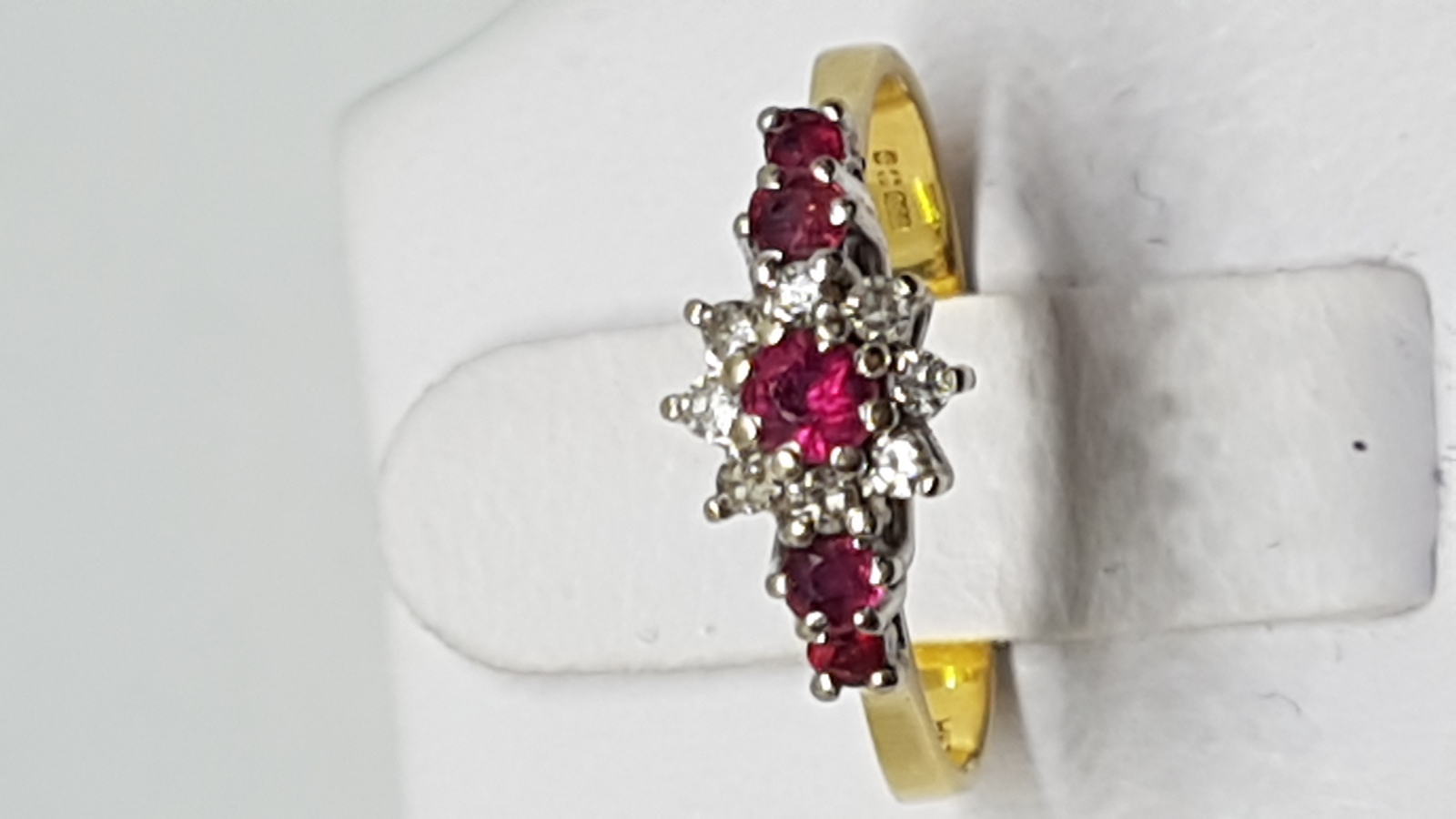 Discover our 18 ct gold ruby and diamond dress ring! Featuring a stunning ruby encircled by shimmering diamonds, it weighs 2.8 g and comes in size M. Shop now for a touch of elegance!