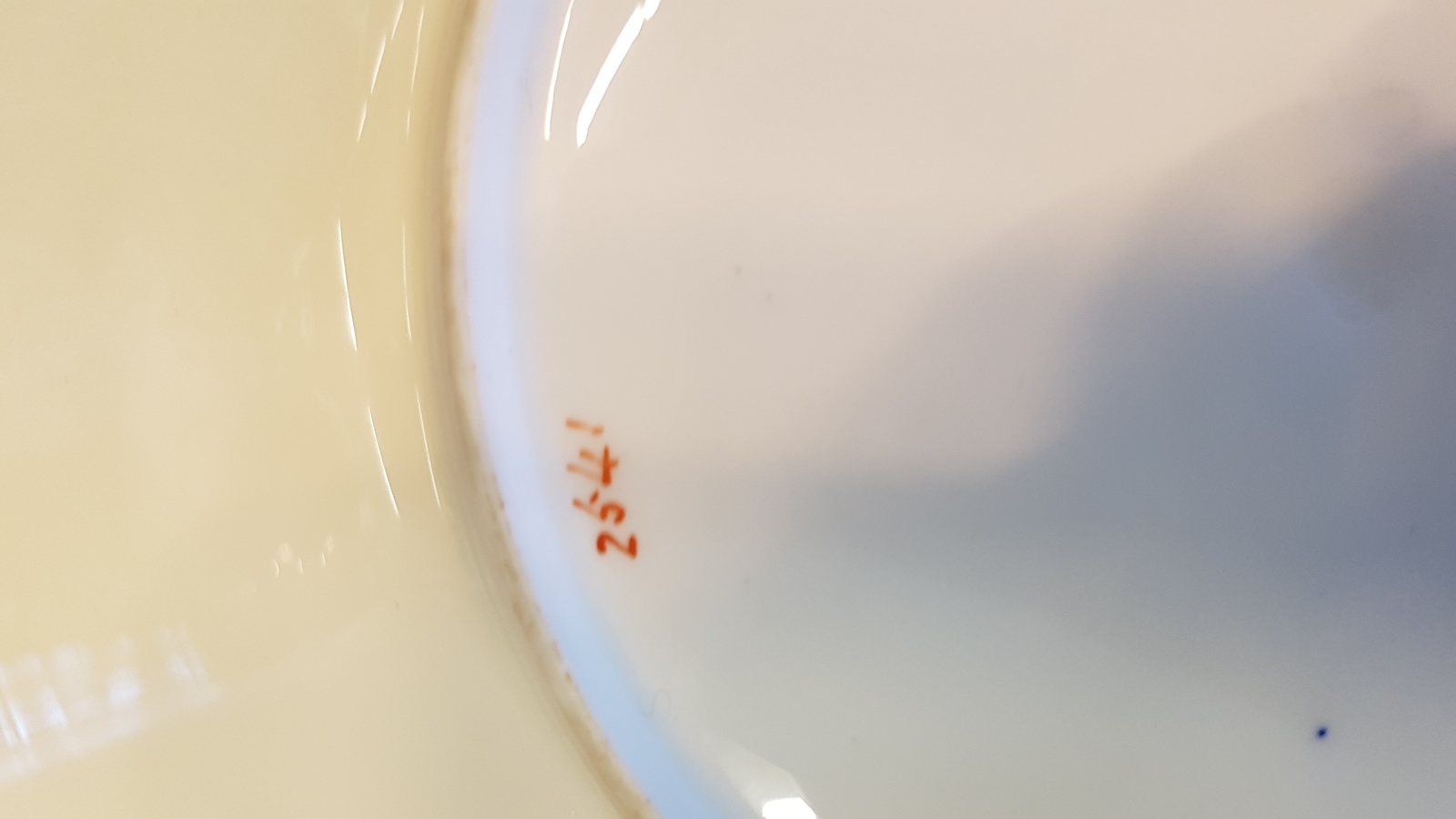 Discover our 9th C. Grainger's Worcester plate, handpainted with wild flowers. Adorned with an impressed mark and pattern no. 2541. Explore now!