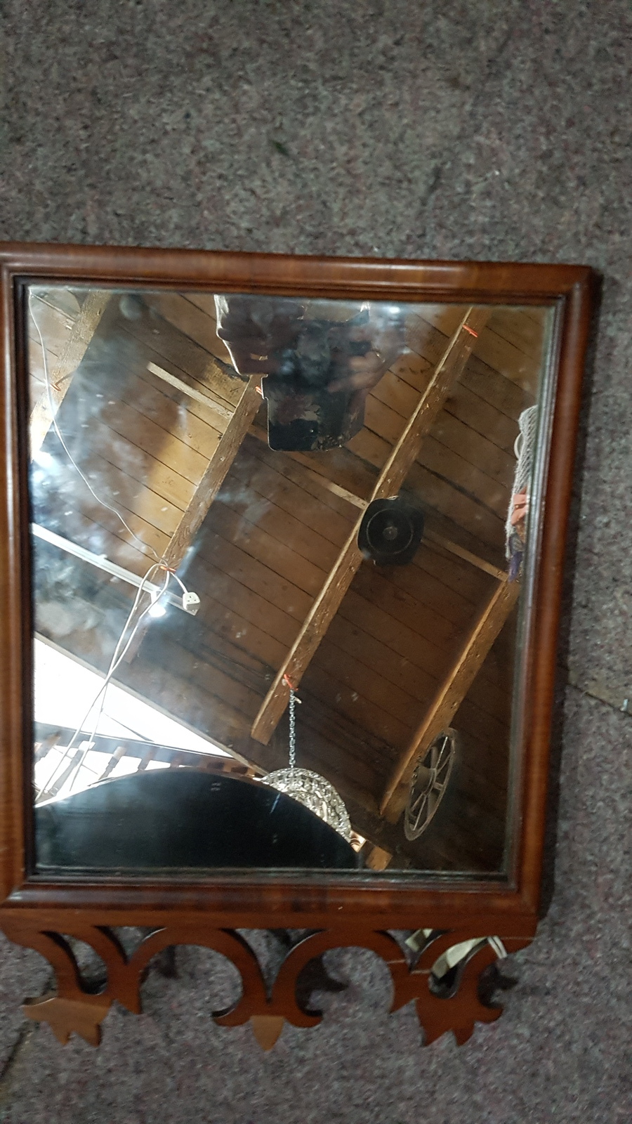 Discover our stunning 19th-century mahogany fretwork wall mirror, perfect to add vintage charm to your home. Act now and adorn your home with a piece of history!