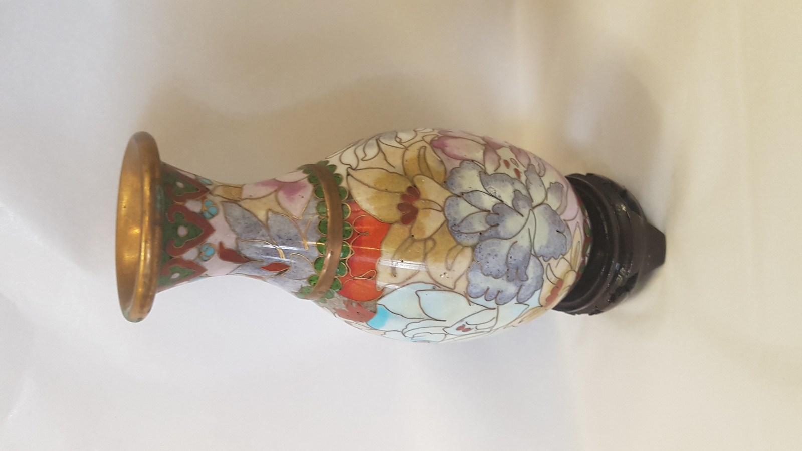 Explore our unique collection of beautiful small cloisonné arts. Come find a perfect piece, 16cm high without its stand. Buy now for your aesthetic needs!
