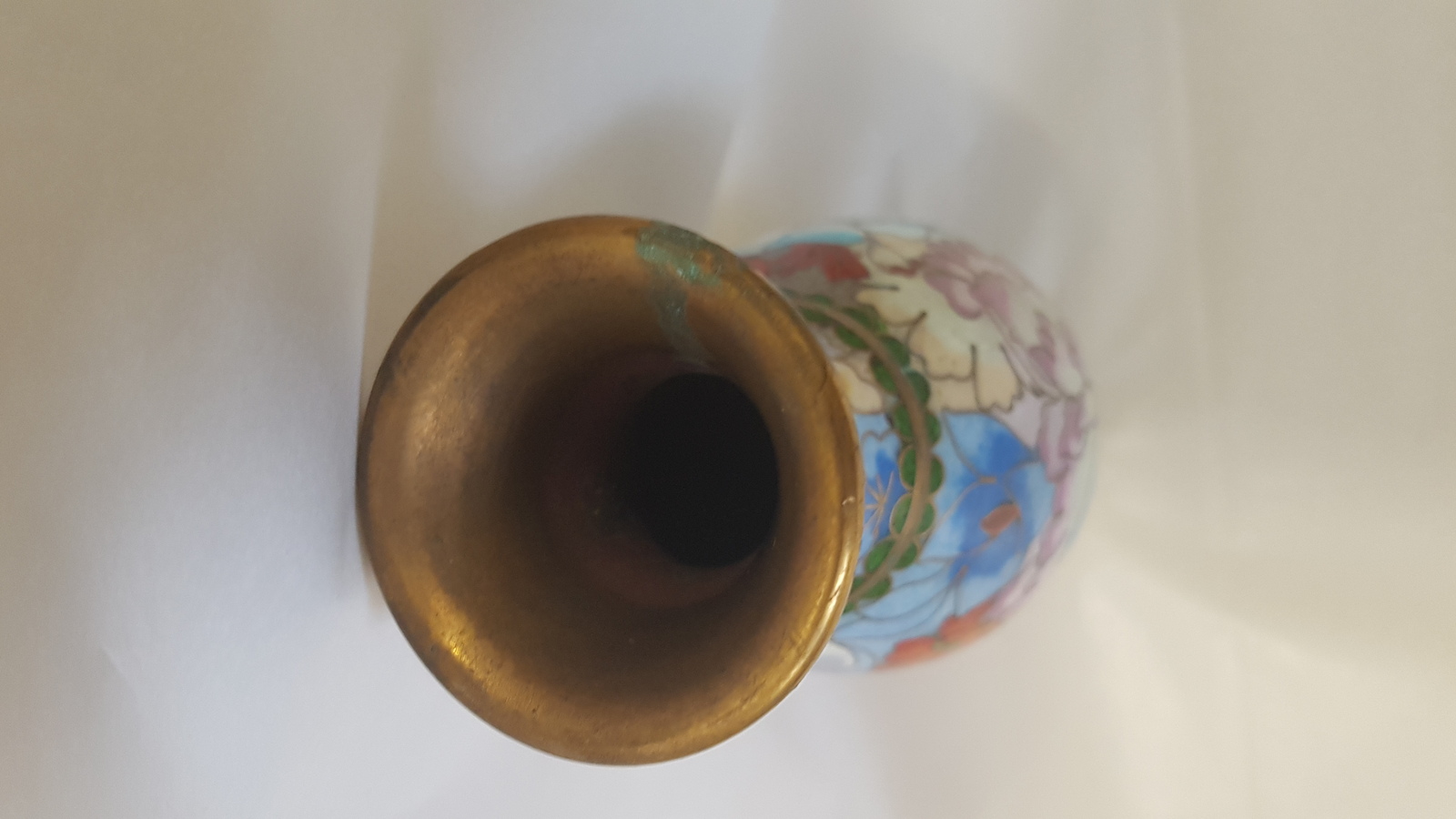 Explore our unique collection of beautiful small cloisonné arts. Come find a perfect piece, 16cm high without its stand. Buy now for your aesthetic needs!