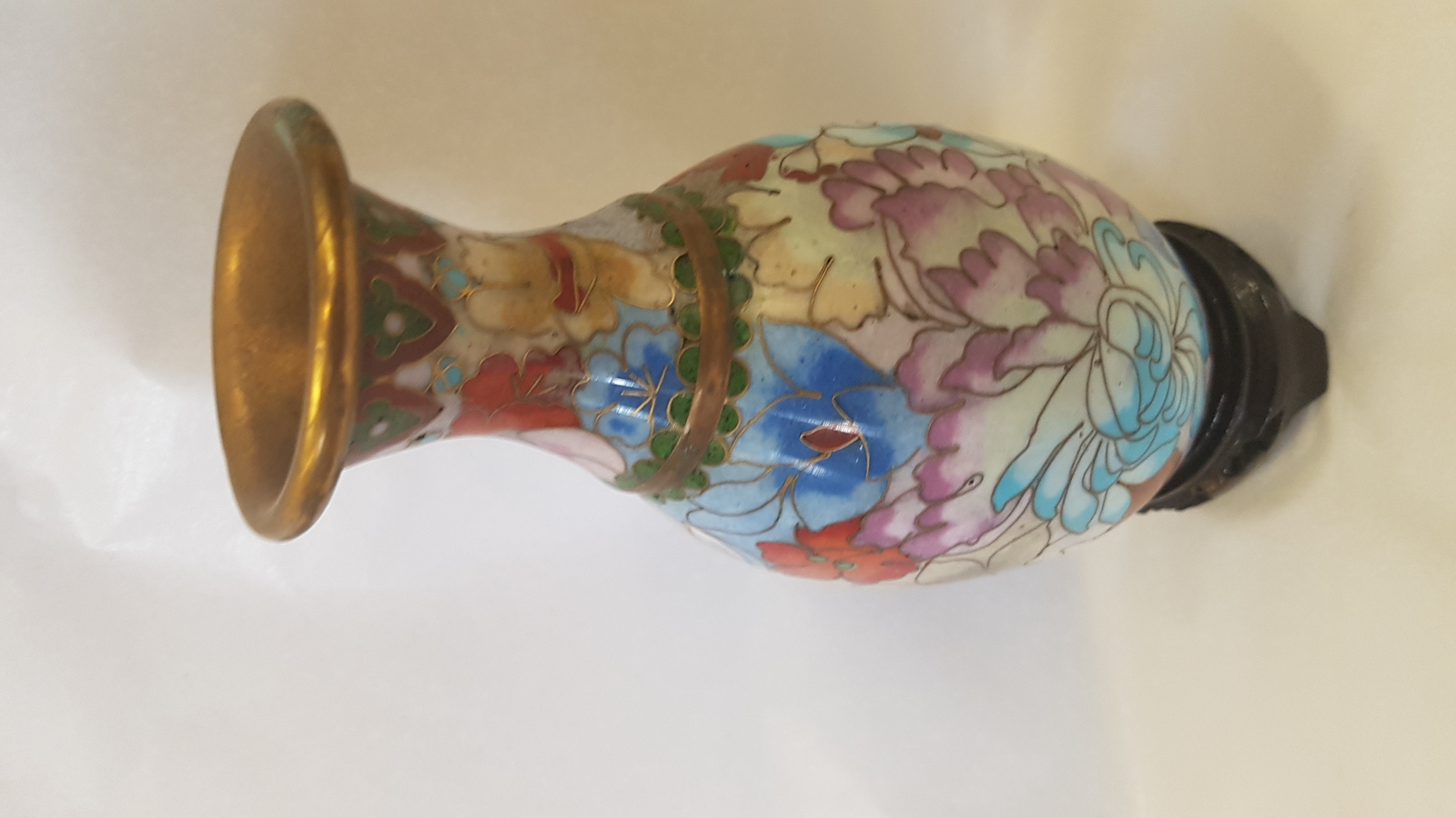 Explore our unique collection of beautiful small cloisonné arts. Come find a perfect piece, 16cm high without its stand. Buy now for your aesthetic needs!