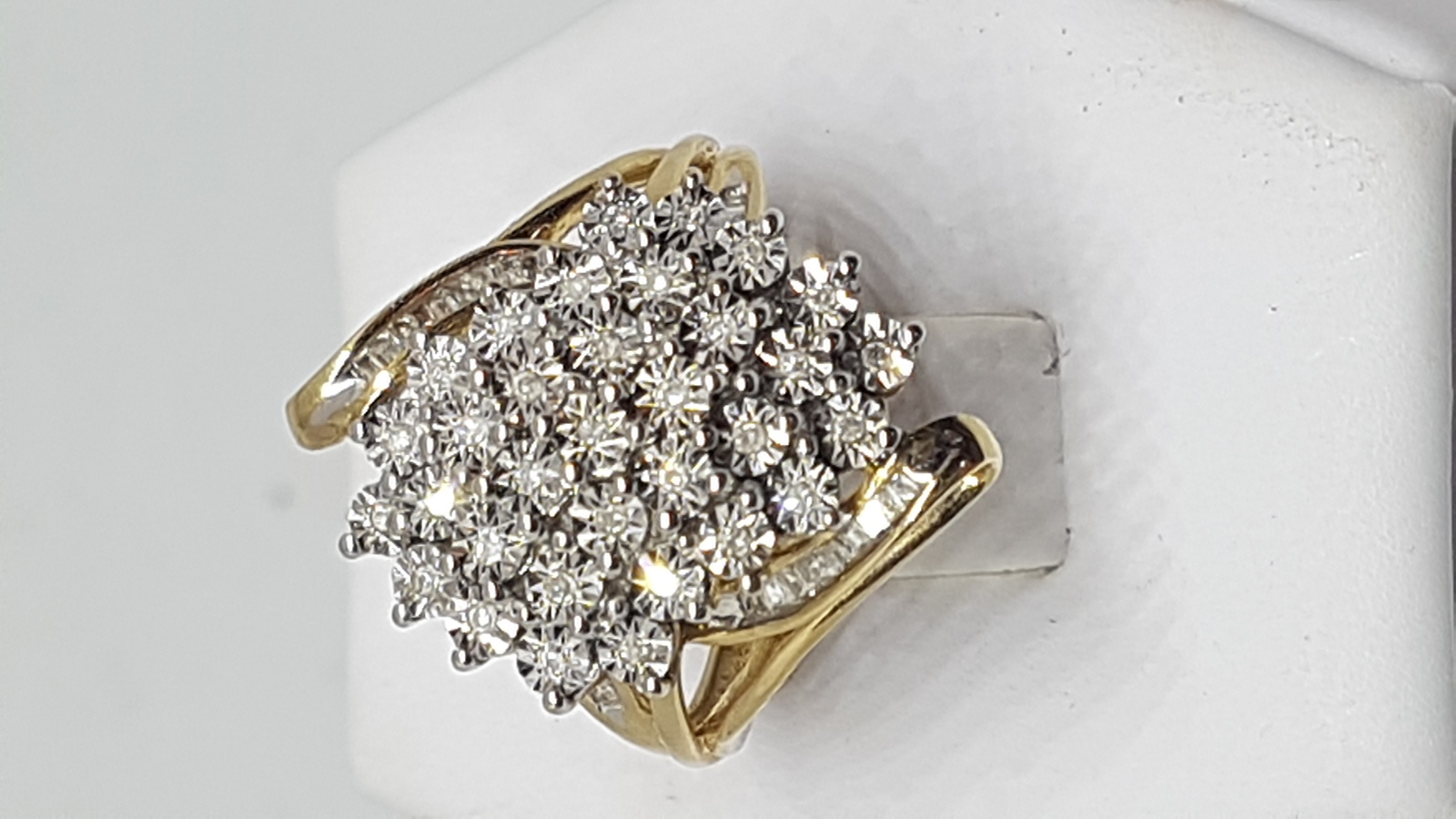 Discover our 10 ct gold and diamond cluster ring. Designed with floral sprays on a pierced mount, it's the perfect size N. Explore now and feel the weight of 4.4g luxury!
