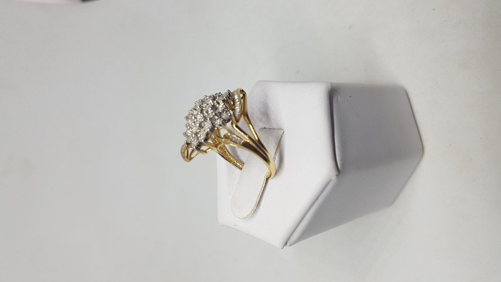 Discover our 10 ct gold and diamond cluster ring. Designed with floral sprays on a pierced mount, it's the perfect size N. Explore now and feel the weight of 4.4g luxury!