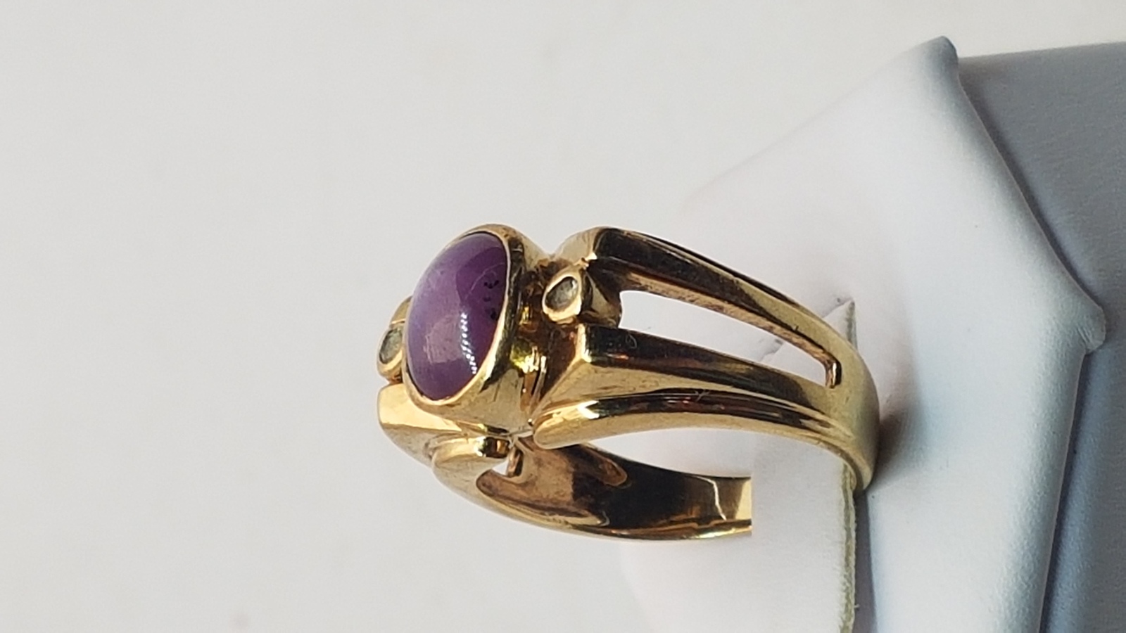 Browse our collection of stunning 9ct yellow gold star ruby dress rings. Featuring an exquisite 3.89 ct ruby and Birmingham hallmarks. Order yours today!