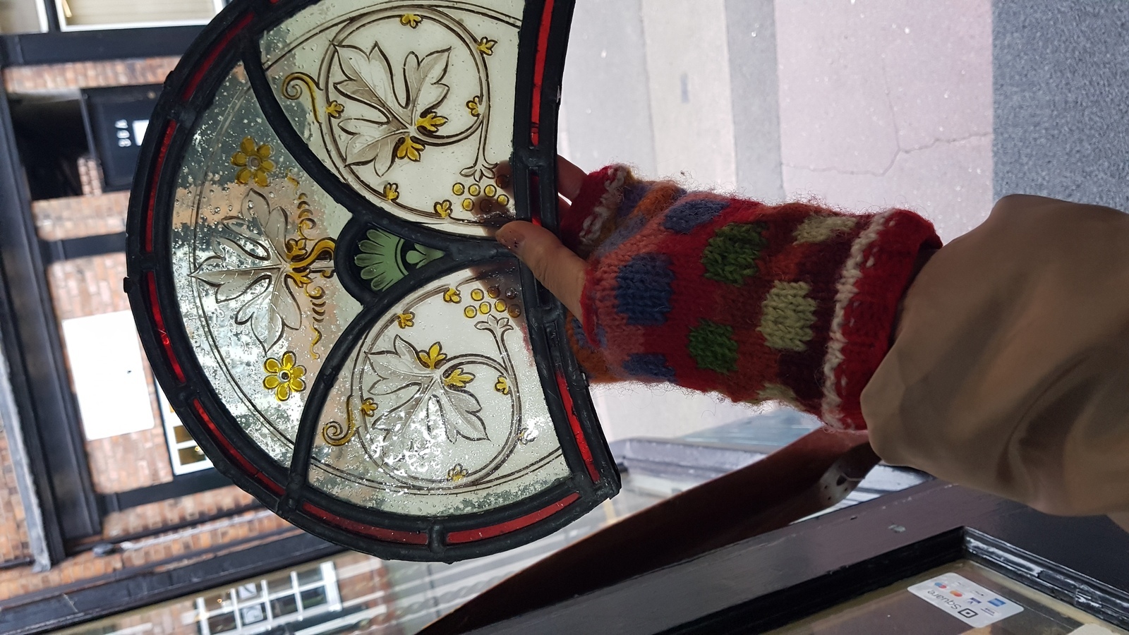 Discover our 19th-century leaded stained glass panels. Handpainted grapevine designs, vibrant red borders, size 22 x 28cm, in impeccable condition. Shop now!