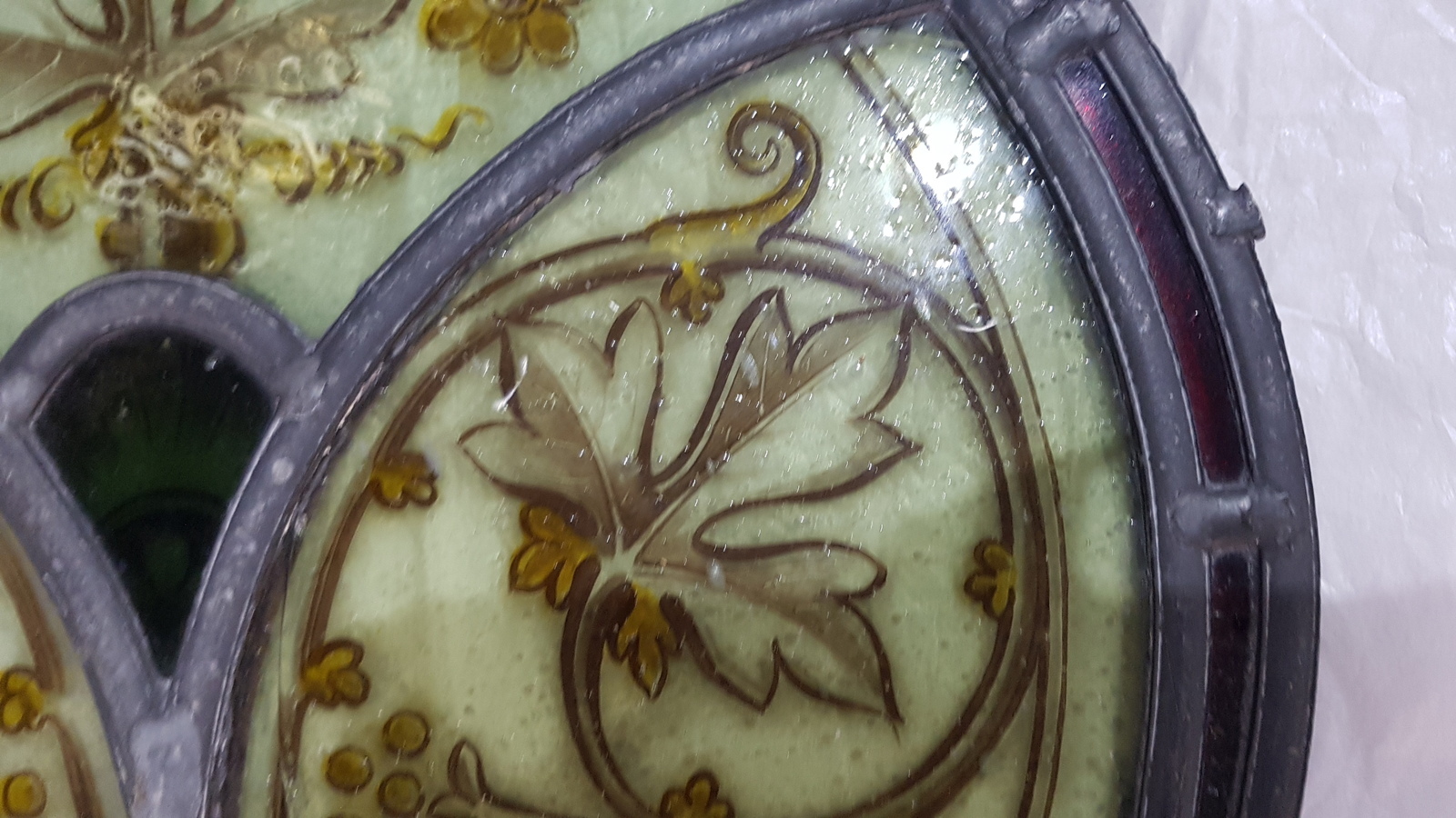 Discover our 19th-century leaded stained glass panels. Handpainted grapevine designs, vibrant red borders, size 22 x 28cm, in impeccable condition. Shop now!