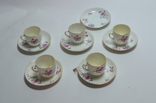 Discover our elegant range of demitasse sets including five cups and six saucers. Perfect for your coffee routine. Shop now and uplift your kitchen style!