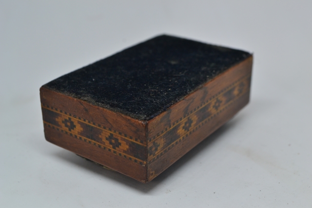 Discover our unique Tumbridge Ware needle box. Its vintage design and high-quality materials make it an ideal sewing companion. Shop now!