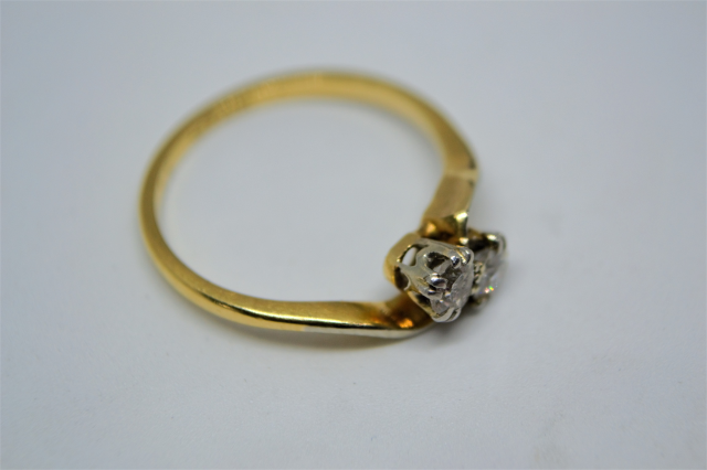 18ct Two Stone Diamond Ring.