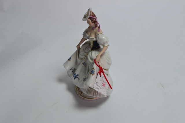 Discover our collection of continental lady figurines! Each piece offers unique details and true craftsmanship. Don't wait! Shop today for your perfect figurine.