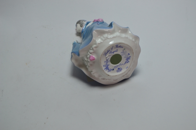 Explore our Coalport Regina collection and discover beautiful British porcelain. Shop now to add elegance to your home! Use 'COALPORT10' for a 10% discount.