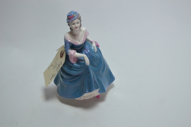 Explore our Coalport Regina collection and discover beautiful British porcelain. Shop now to add elegance to your home! Use 'COALPORT10' for a 10% discount.